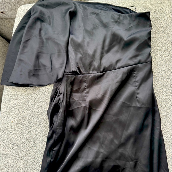 Black one shoulder night dress. Great condition! S but definitely fits a medium - Picture 3 of 3